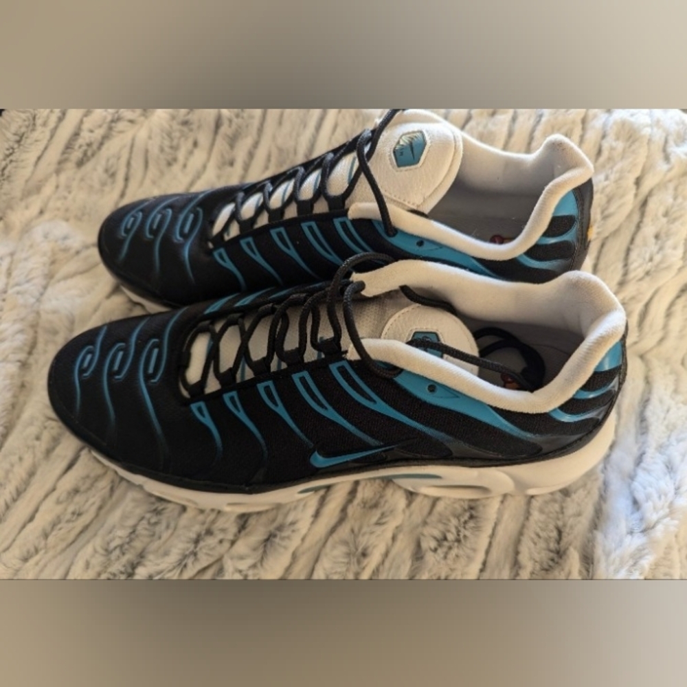 NIKE AIRMAXES LASER... NEW